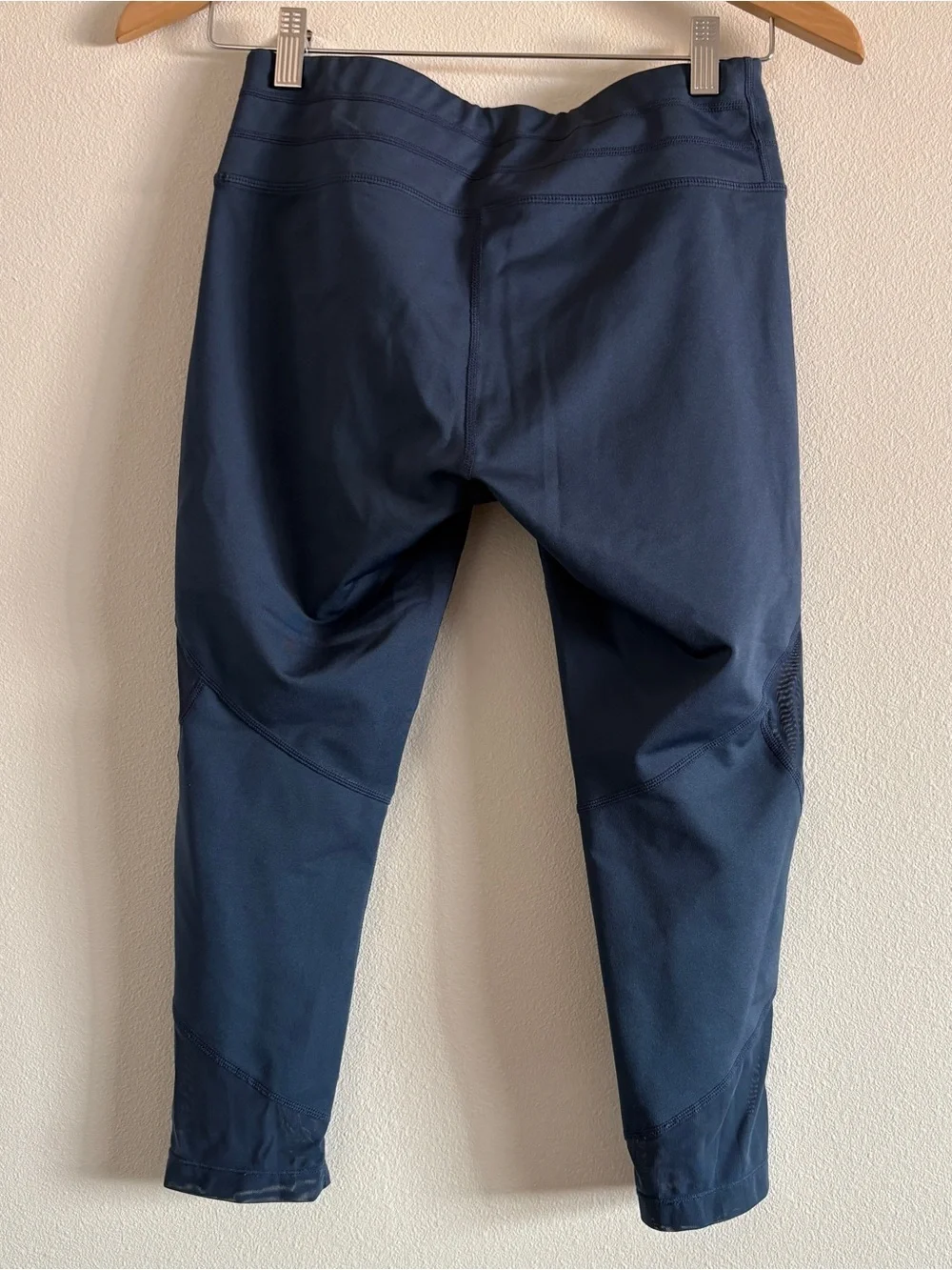 Women’s Athleta Aura Sonar Capri Mesh Capris Leggings in Navy Blue Small